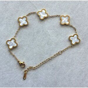 White Flower Gold-Plated Bracelet With Adjustable Length